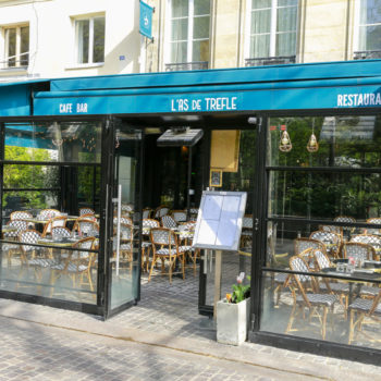 l'As de Trèfle restaurant parisien aménagé avec sa terrasse de chaises en rotin sur mesure